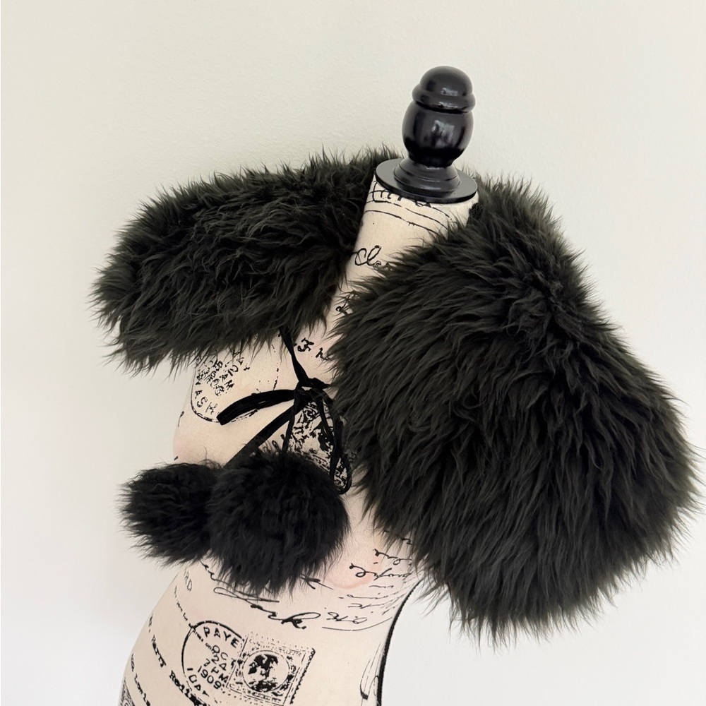 UGG Sheepskin Fur Shoulder Wrap Fluffy Pom Poms Ties Black One size MobWife core - Picture 8 of 10